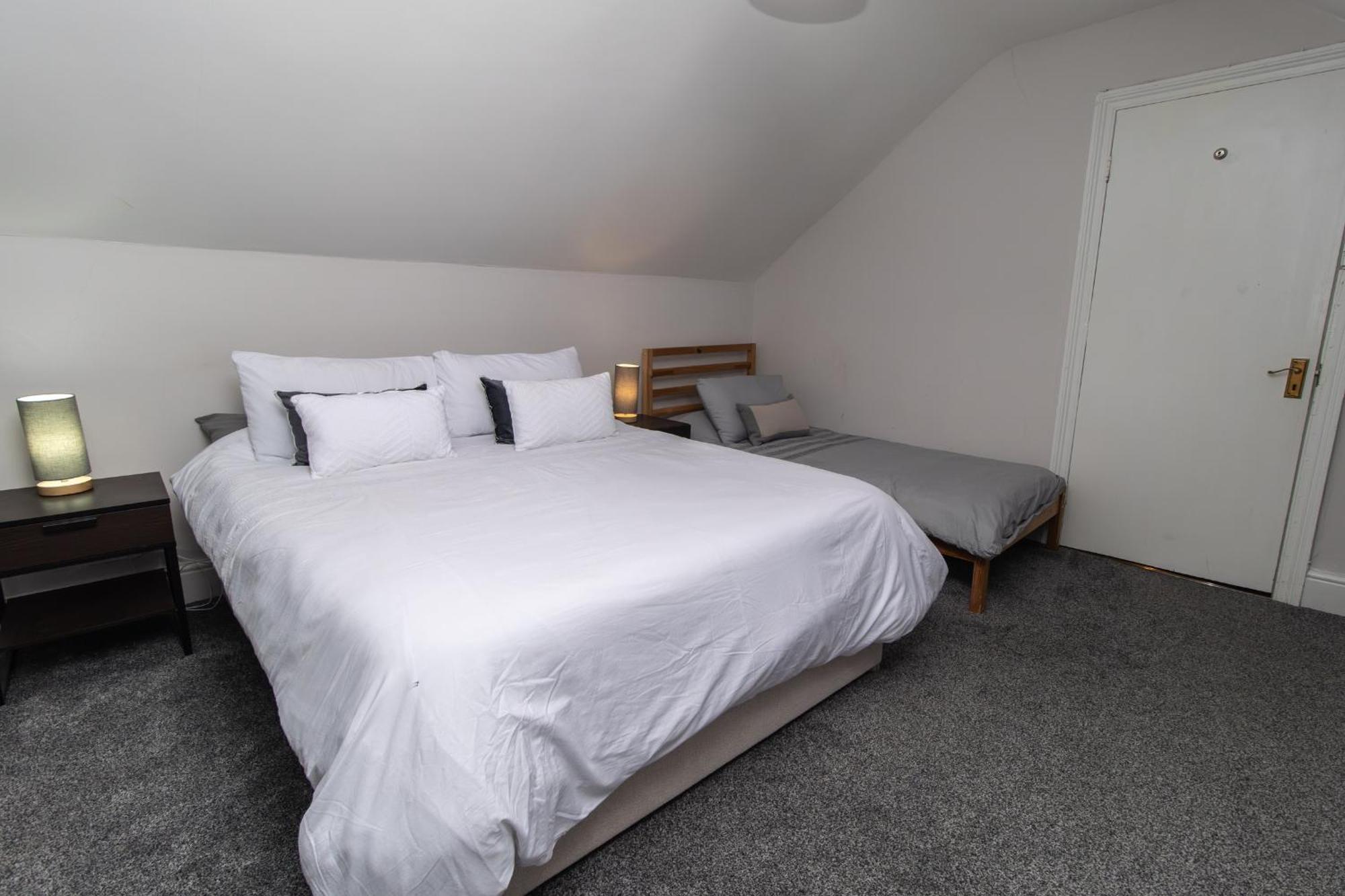 Dwellcome Home Ltd 4 King Bedroom Townhouse, Free Parking, Fast Wifi, Fully Equipped Kitchen, 15 Min Drive To Nissan, 20 Min To Newcastle Sunderland, Ideal For Long Term Contractor Etc Stays, Regular Housekeeping Option - See Our Site For Assurance Саут-Шилдс Экстерьер фото