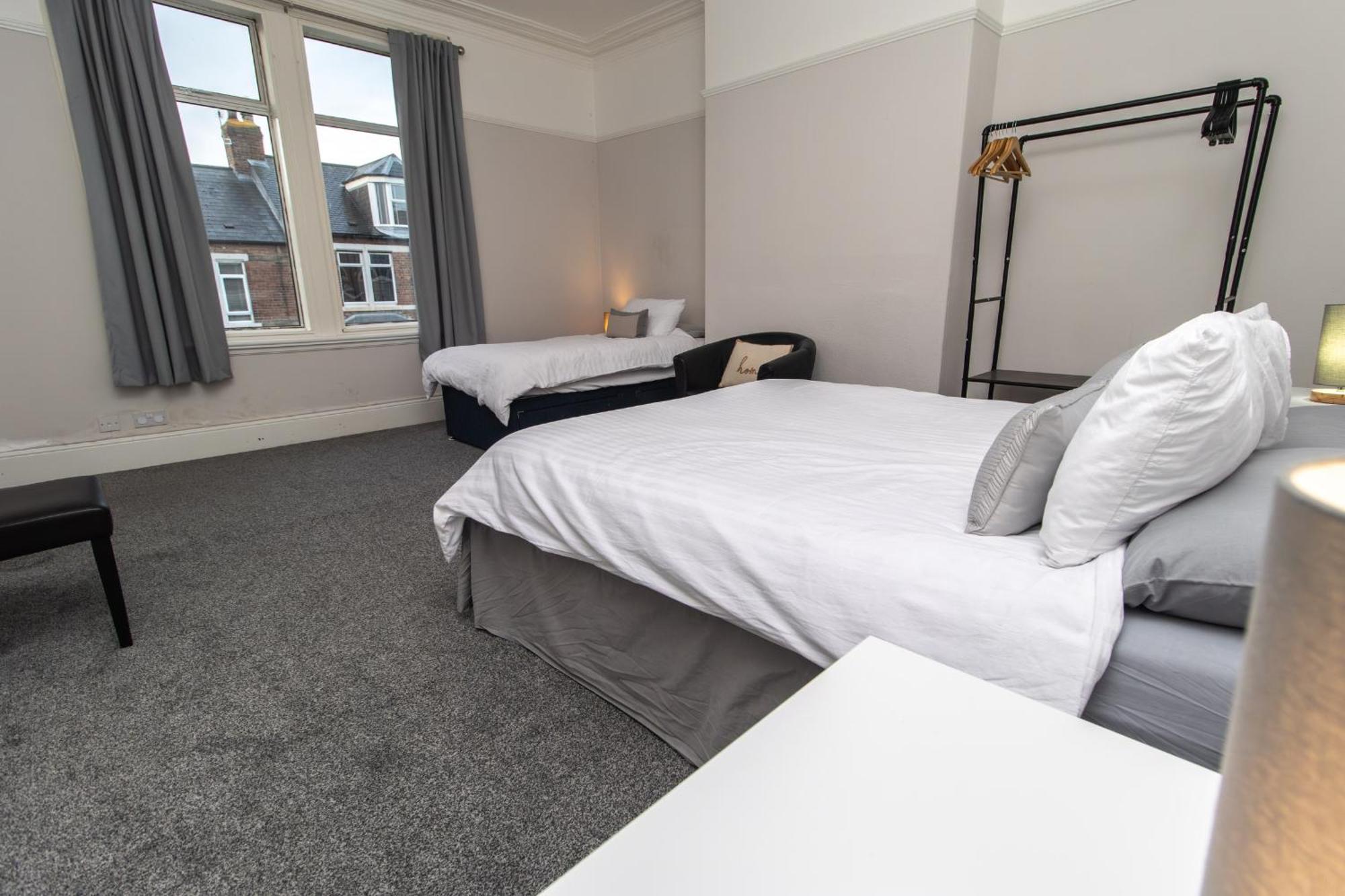 Dwellcome Home Ltd 4 King Bedroom Townhouse, Free Parking, Fast Wifi, Fully Equipped Kitchen, 15 Min Drive To Nissan, 20 Min To Newcastle Sunderland, Ideal For Long Term Contractor Etc Stays, Regular Housekeeping Option - See Our Site For Assurance Саут-Шилдс Экстерьер фото