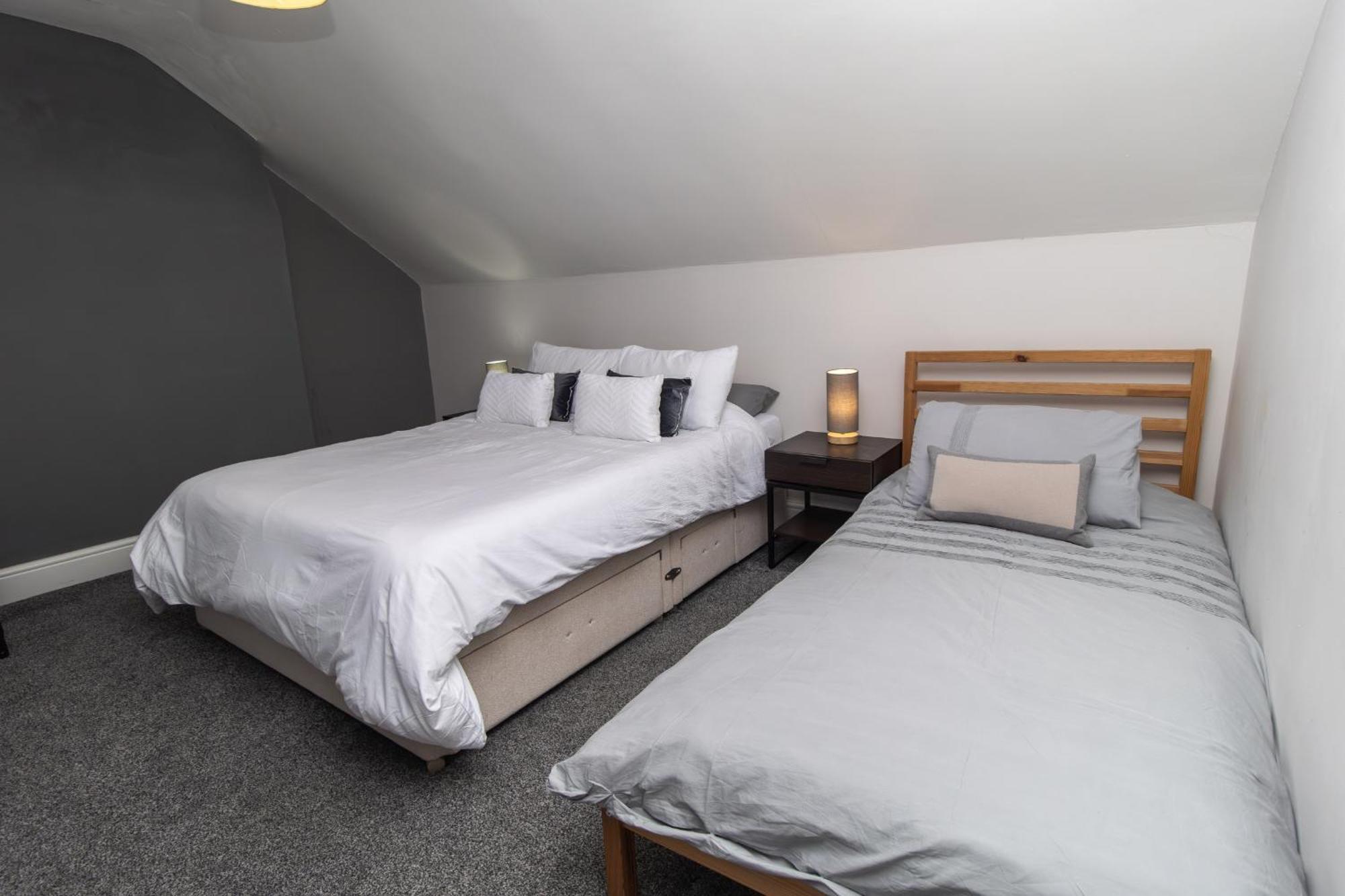 Dwellcome Home Ltd 4 King Bedroom Townhouse, Free Parking, Fast Wifi, Fully Equipped Kitchen, 15 Min Drive To Nissan, 20 Min To Newcastle Sunderland, Ideal For Long Term Contractor Etc Stays, Regular Housekeeping Option - See Our Site For Assurance Саут-Шилдс Экстерьер фото