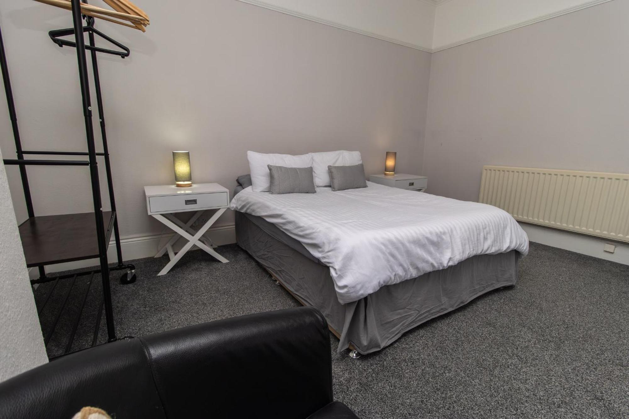 Dwellcome Home Ltd 4 King Bedroom Townhouse, Free Parking, Fast Wifi, Fully Equipped Kitchen, 15 Min Drive To Nissan, 20 Min To Newcastle Sunderland, Ideal For Long Term Contractor Etc Stays, Regular Housekeeping Option - See Our Site For Assurance Саут-Шилдс Экстерьер фото