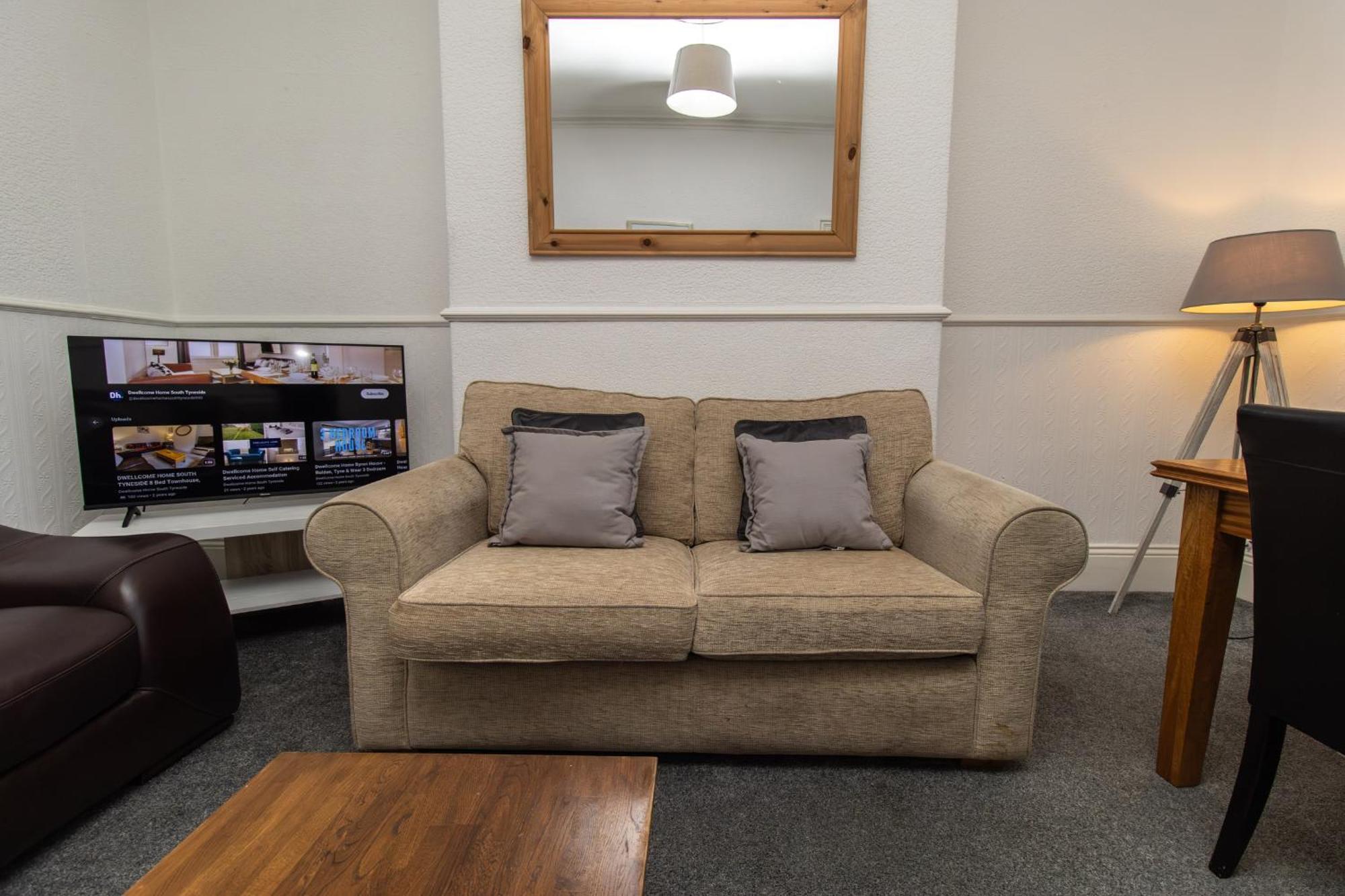 Dwellcome Home Ltd 4 King Bedroom Townhouse, Free Parking, Fast Wifi, Fully Equipped Kitchen, 15 Min Drive To Nissan, 20 Min To Newcastle Sunderland, Ideal For Long Term Contractor Etc Stays, Regular Housekeeping Option - See Our Site For Assurance Саут-Шилдс Экстерьер фото