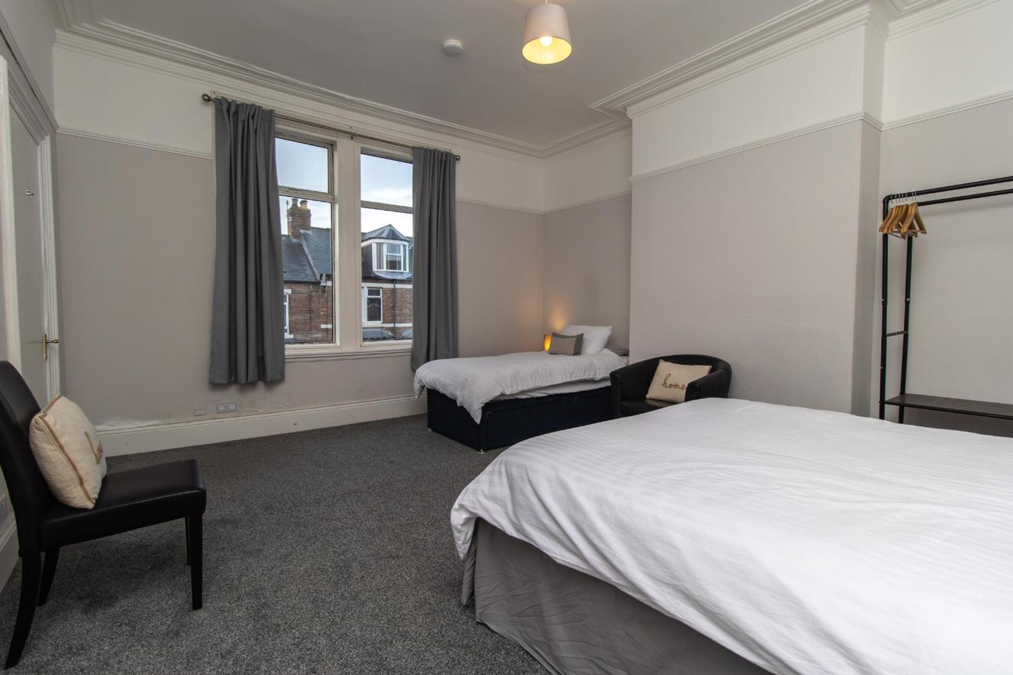 Dwellcome Home Ltd 4 King Bedroom Townhouse, Free Parking, Fast Wifi, Fully Equipped Kitchen, 15 Min Drive To Nissan, 20 Min To Newcastle Sunderland, Ideal For Long Term Contractor Etc Stays, Regular Housekeeping Option - See Our Site For Assurance Саут-Шилдс Экстерьер фото