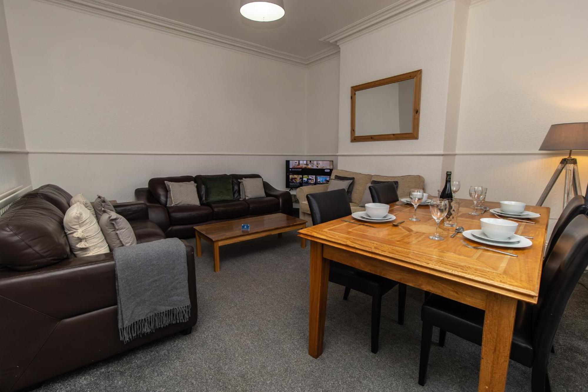 Dwellcome Home Ltd 4 King Bedroom Townhouse, Free Parking, Fast Wifi, Fully Equipped Kitchen, 15 Min Drive To Nissan, 20 Min To Newcastle Sunderland, Ideal For Long Term Contractor Etc Stays, Regular Housekeeping Option - See Our Site For Assurance Саут-Шилдс Экстерьер фото