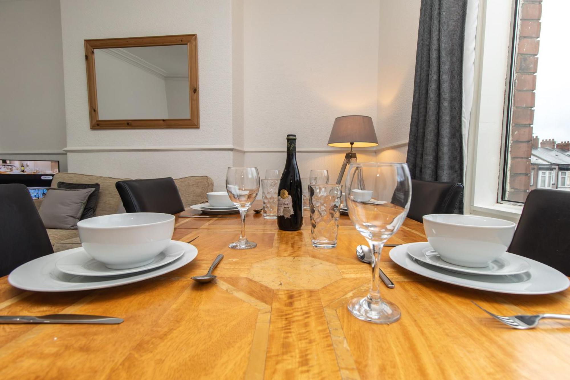 Dwellcome Home Ltd 4 King Bedroom Townhouse, Free Parking, Fast Wifi, Fully Equipped Kitchen, 15 Min Drive To Nissan, 20 Min To Newcastle Sunderland, Ideal For Long Term Contractor Etc Stays, Regular Housekeeping Option - See Our Site For Assurance Саут-Шилдс Экстерьер фото